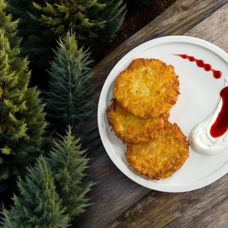 Картофельные драники со сметаной и брусничным соусом